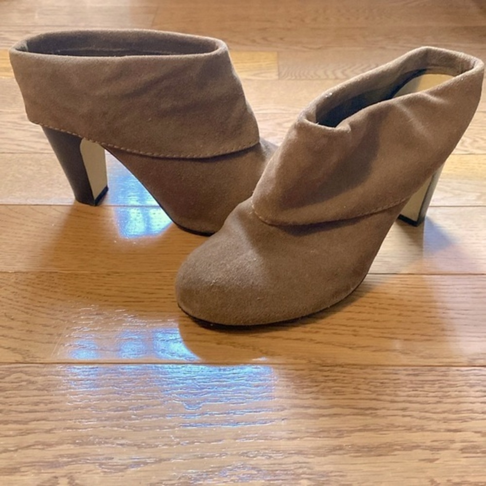 Steve Madden Suede Ankle Booties in size 9.5